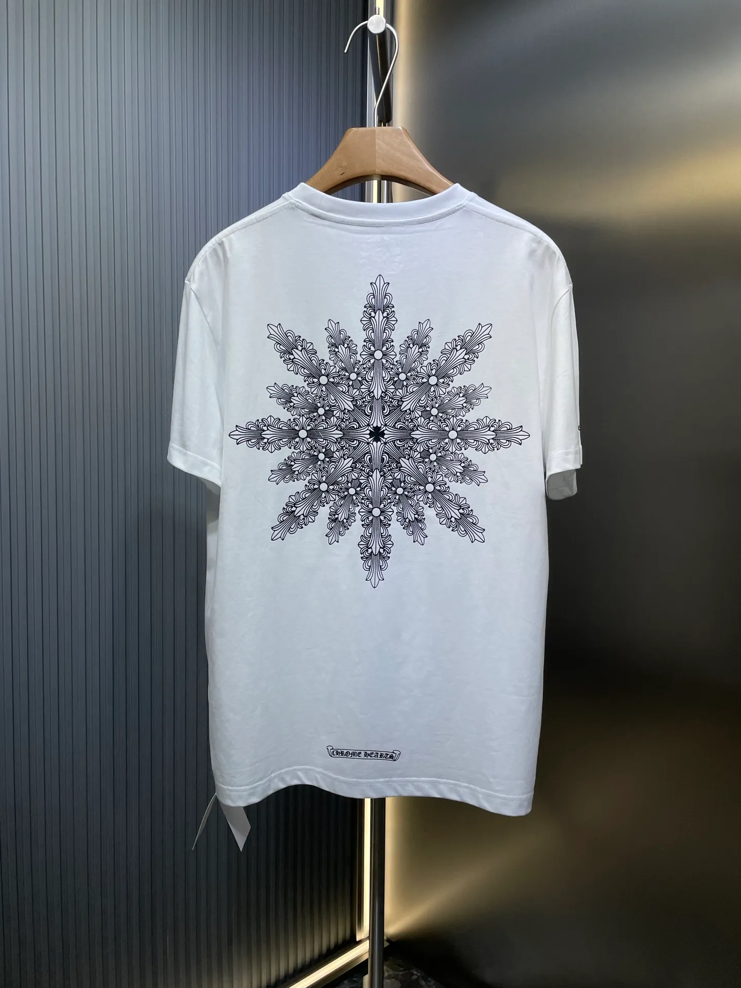 🅿️280 Heart CH 🌟【Top original item】Shadow cross short-sleeved T-shirt on the back. Made of customized 205G 26s 100% distilled cotton fabric, the upper body feels comfortable on the skin. Custom woven and dyed, the color is 100% consistent. The logo is made using imported screen glue printing technology, with a full three-dimensional feel and perfect details. The entire set of accessories is independently developed, and every small detail is perfectly presented. Size: s m l
